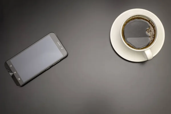 Перерва на каву зі смартфоном — стокове фото