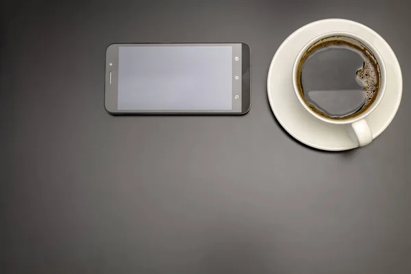 Перерва на каву зі смартфоном — стокове фото