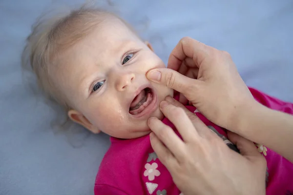 Acı içinde Ağlayan bebek