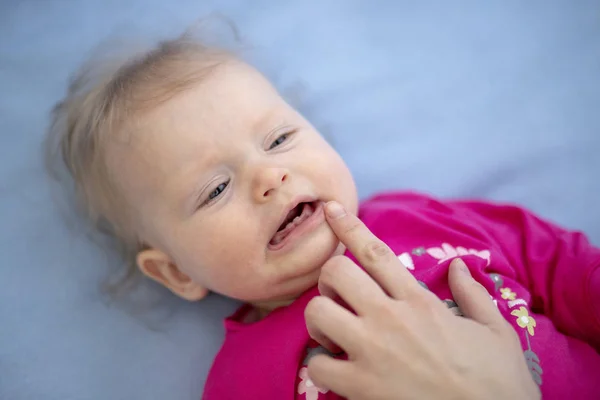 Piangere bambino nel dolore — Foto Stock