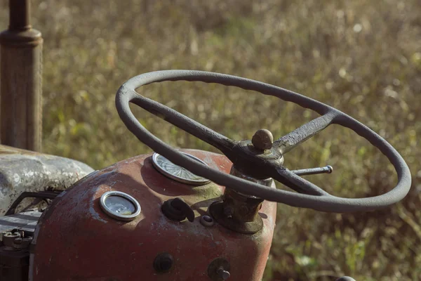 Viejo tractor oxidado en un campo en un día soleado — Foto de Stock