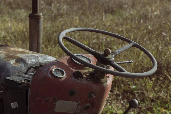 Viejo tractor oxidado en un campo en un día soleado — Foto de Stock