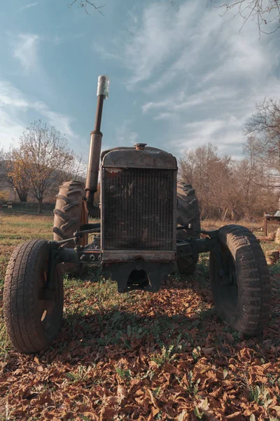 晴れた日に畑の古い錆びたトラクター — ストック写真