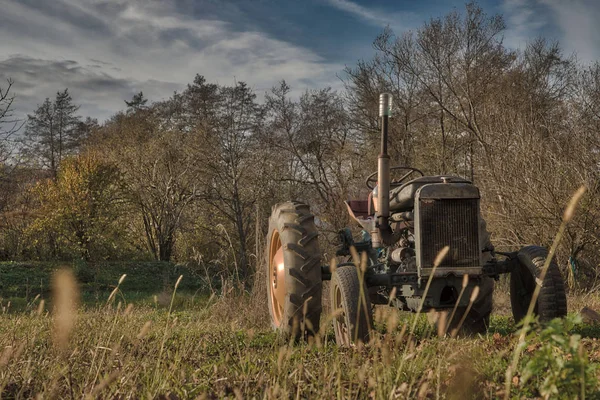 Gamla rostiga traktor på ett fält på en solig dag — Stockfoto