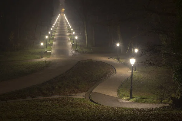 Promenade dans le parc Maksimir la nuit à Zagreb Images De Stock Libres De Droits