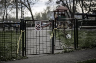 Zagreb ve Hırvatların bulutlu bir günde covid-19 krizi sırasında kapalı oyun sahası
