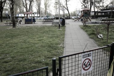 Zagreb ve Hırvatların bulutlu bir günde covid-19 krizi sırasında kapalı oyun sahası