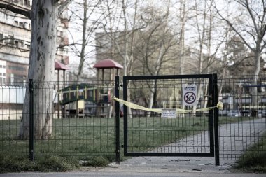 Zagreb ve Hırvatların bulutlu bir günde covid-19 krizi sırasında kapalı oyun sahası