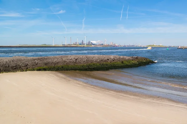 Ijzer-en staalindustrie in Ijmuiden in de buurt van Amsterdam, Nederland — Stockfoto