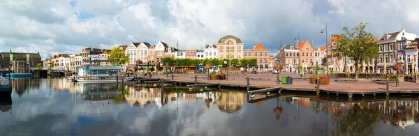 Panorama del canal Beestenmarkt, Leiden, Países Bajos — Foto de Stock