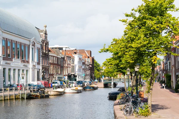 Canal del Rin en Leiden, Países Bajos — Foto de Stock