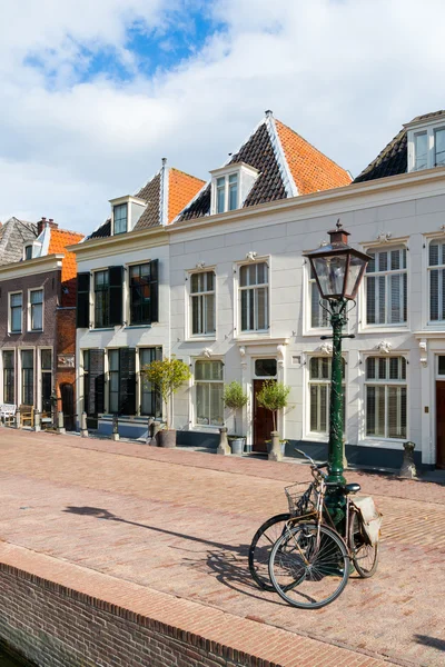 Casas antiguas en Leiden, Países Bajos — Foto de Stock