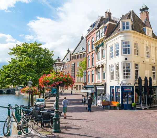 Vismarkt street en Leiden, Países Bajos — Foto de Stock