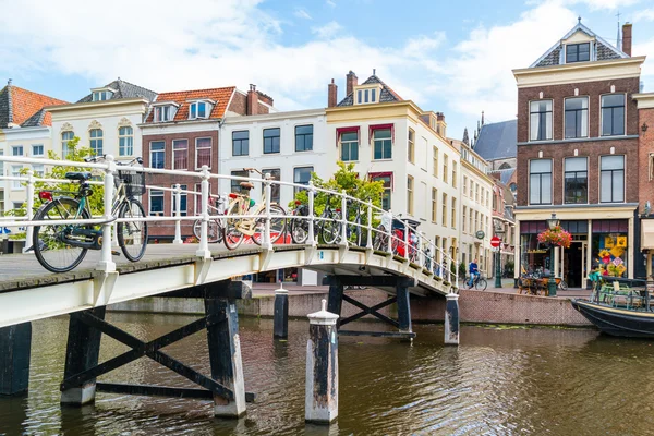 Ponte sobre o canal do Novo Reno em Leiden, Países Baixos — Fotografia de Stock
