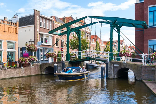 Canal do Reno Velho de Drawbridge em Leiden, Países Baixos — Fotografia de Stock