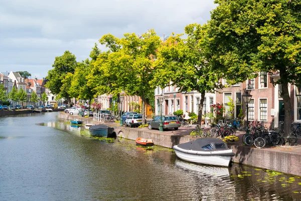 Canal de Rapenburg en Leiden, Países Bajos — Foto de Stock