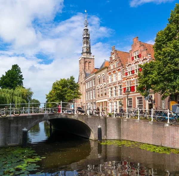 Puente, torre de la iglesia y casas canal Steenschuur en Leiden, Net —  Fotos de Stock