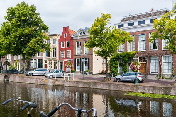Cabañas de casas antiguas en el canal de Rapenburg en Leiden, Países Bajos — Foto de Stock