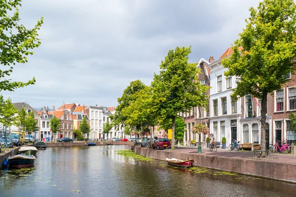 Canal de Rapenburg en Leiden, Países Bajos — Foto de Stock