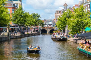 Tekne ve kafelerile yeni Ren kanalı, Leiden, Hollanda