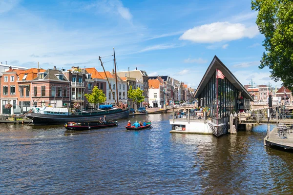 Café y barcos en el canal Galgewater en Leiden, Países Bajos — Foto de Stock