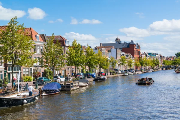 Barcos en el canal del Rin en Leiden, Países Bajos — Foto de Stock