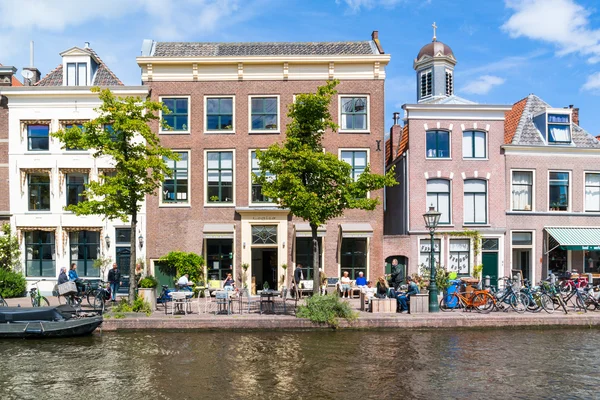 Café al aire libre en el muelle del canal del Rin en Leiden, Países Bajos — Foto de Stock