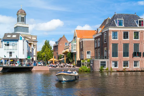 Canal del Rin con barco y café al aire libre en Leiden, Países Bajos — Foto de Stock