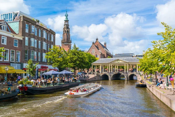 Tourboat on New Rhine canal, Leiden, Países Bajos — Foto de Stock
