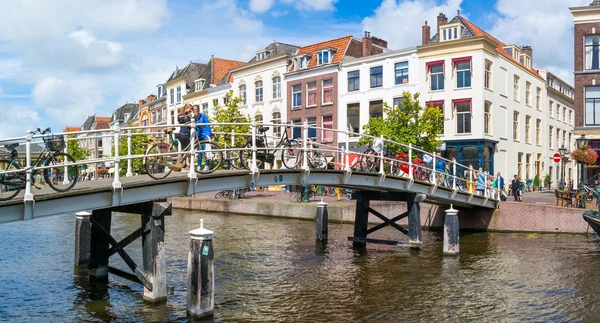 Puente sobre el nuevo canal del Rin en Leiden, Países Bajos — Foto de Stock