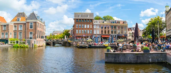 Açık hava kafelerde insanlarla Ren kanalı, Leiden, Hollanda — Stok fotoğraf