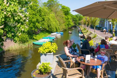 Kanal ve kafe teras Naarden, Hollanda