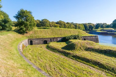Bastion Naarden, Hollanda ile acile
