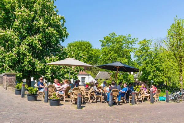 Mensen op terras van café in Naarden, Nederland — Stockfoto