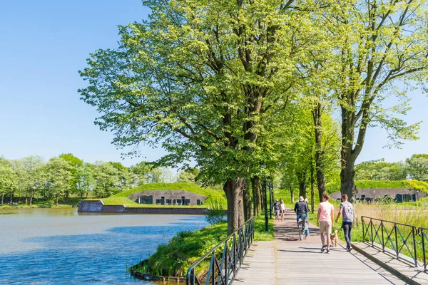 Personas activas y murallas de Naarden, Países Bajos — Foto de Stock