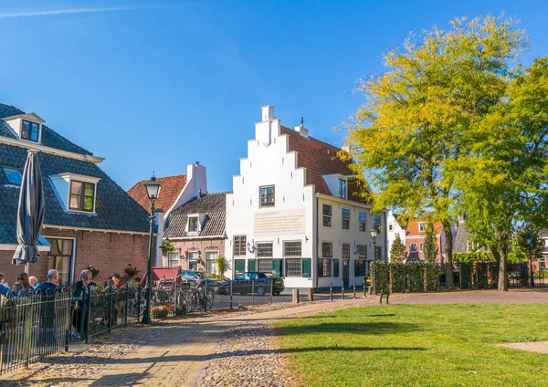 Escena callejera con casa blanca, Naarden, Países Bajos — Foto de Stock