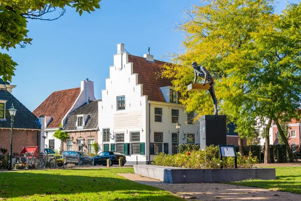 Escena callejera con monumento del donante, Naarden, Países Bajos — Foto de Stock