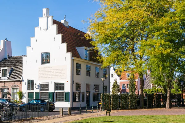 Antigua casa blanca en Naarden, Países Bajos — Foto de Stock