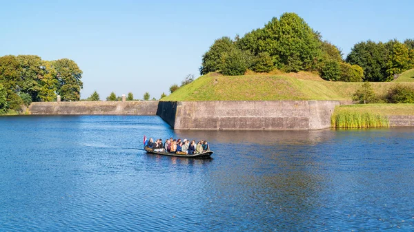 Tourboat on moat of Naarden, Países Bajos — Foto de Stock