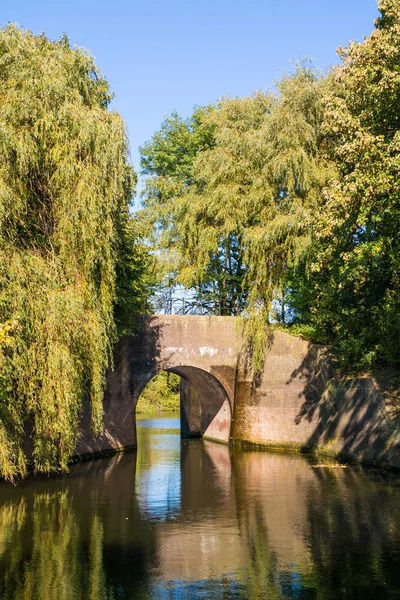 Ponte sobre o canal em Baviera, Países Bajos — Fotografia de Stock