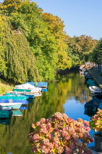 Canal en otoño en Naarden, Países Bajos — Foto de Stock