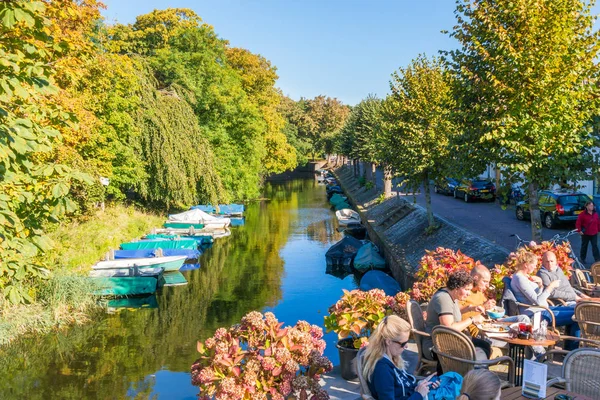 Café al aire libre y canal en Naarden, Países Bajos — Foto de Stock