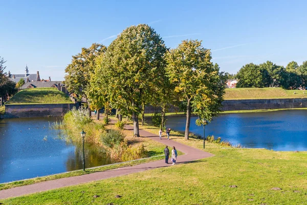 Gente caminando y muralla de Naarden, Países Bajos — Foto de Stock