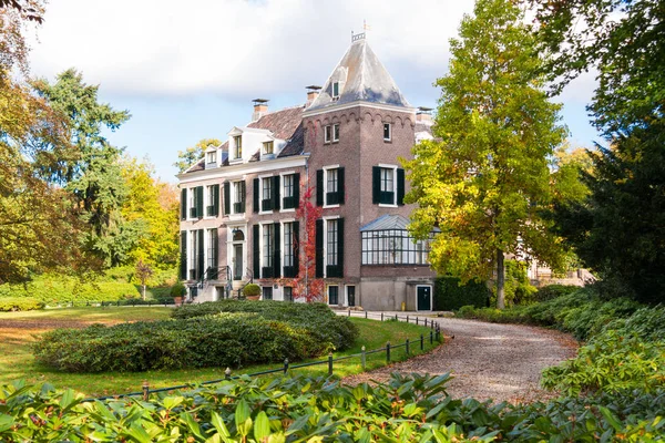 Fachada de casa Boekesteyn en otoño, 's Graveland, Holanda — Foto de Stock