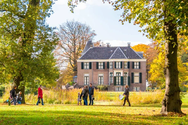 Boekesteyn en mensen in het najaar, Nederland — Stockfoto