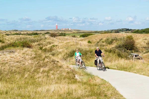 Personas mayores montando bicicletas en dunas de Texel, Países Bajos — Foto de Stock