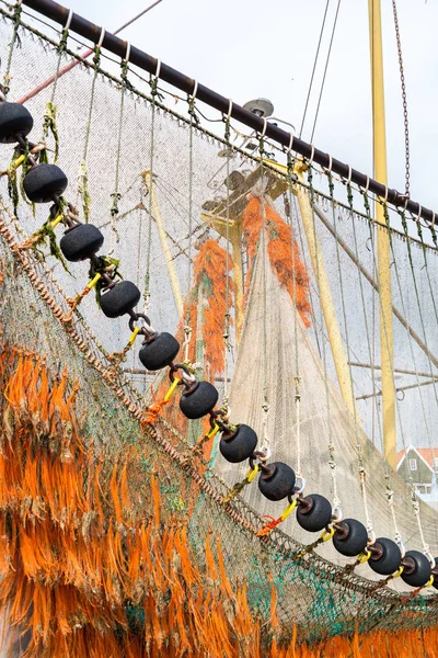 Рибальські мережі на комерційних траулер в Texel гавані, Нідерланди — стокове фото