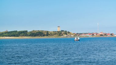 Yeşil sahil ve deniz feneri Brandaris Terschelling, Hollanda