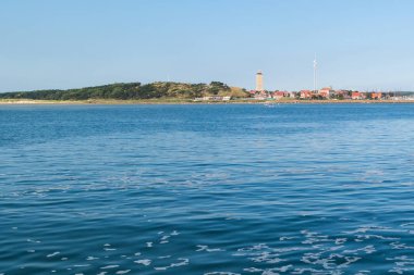 Yeşil sahil ve deniz feneri Brandaris Terschelling, Hollanda