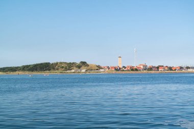 Yeşil sahil ve deniz feneri Brandaris Terschelling, Hollanda